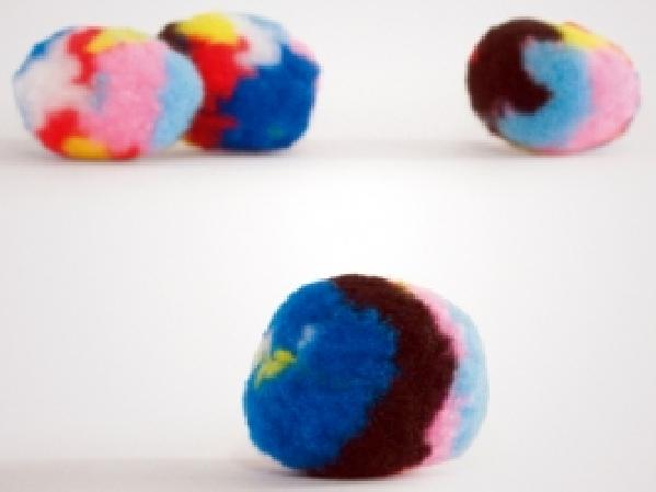 Beeztees Набор игрушек Мяч-помпон с кошачьей мятой метательная игрушка для кошек мех разноцветный 4 см